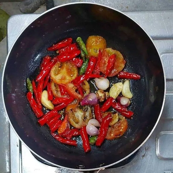 Goreng bahan sambal yaitu cabe, bawang merah, bawang putih, tomat, dan kencur sampai matang. Aangkat dan tiriskan.