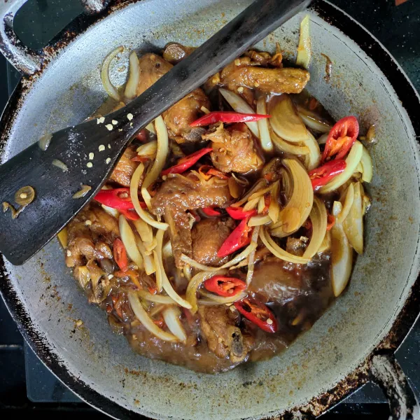 Tes Rasa, selanjutnya tunggu hingga masakan mengental dan masukan kembali bawang bombay. Aduk rata kembali.