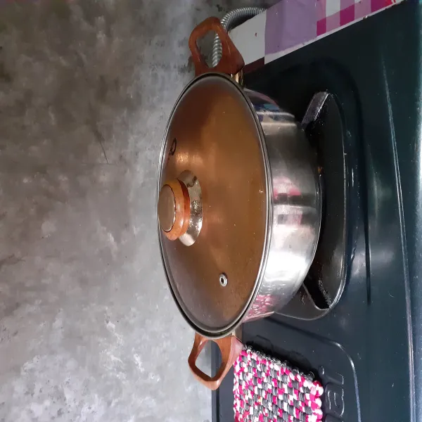 Bersihkan kuku dan cuci ceker ayam. Didihkan air dan rebus ceker dengan metode 5.30.7 supaya empuk sampai tulang-tulangnya. (Lihat Tips merebus ceker di resep sebelumnya).