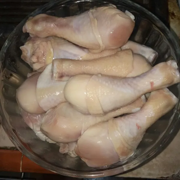 Masukkan ayam ke wadah tahan panas