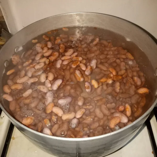 Rendam kacang merah selama 4 jam, lalu rebus setengah matang.