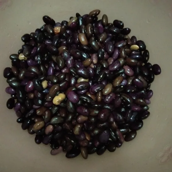 Cuci bersih kacang hitam, tiriskan