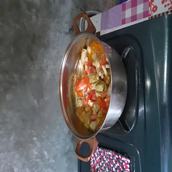 Masukkan air, ceker, tomat, gula, garam, penyedap rasa, dan kecap manis. Aduk sampai rata dan koreksi rasa.