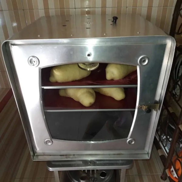 Panaskan oven dengan suhu 170°C, kemudian panggang rotinya selama 20-25 menit agar matang sempurna.