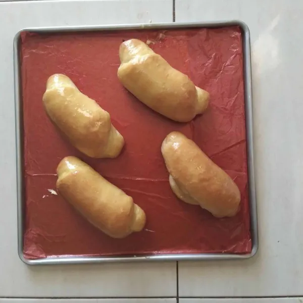 Jika rotinya sudah matang, angkat lalu oles dengan mentega. Kemudian disusul dengan campuran mayonaise dan susu kental manis, oles hingga rata kemudian gulingkan rotinya diatas abon sapi. Lalu, angkat dan sajikan.