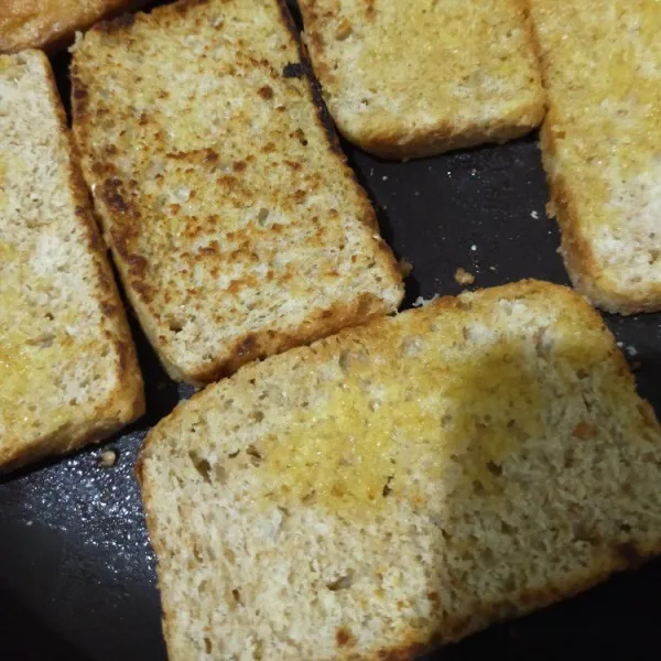 Panaskan mentega/margarin. Panggang roti bolak balik hingga kecokelatan, kemudian angkat.