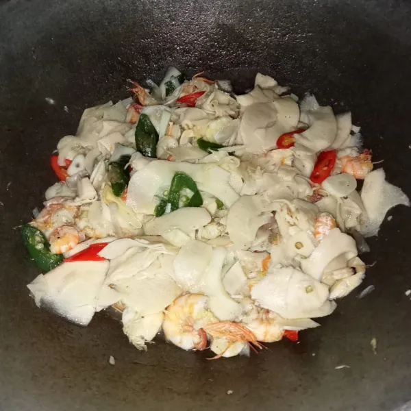 Masak hingga matang, cicipi rasanya dan jika sudah pas siap untuk disajikan.