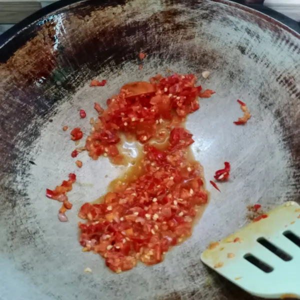 Tumis bumbu halus sampai harum dan matang.