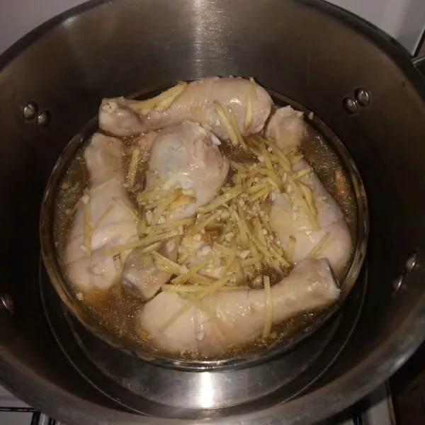 Tuangkan kuah yang sudah mendidih ke wadah ayam di kukusan lalu kukus hingga matang atau sekitar 30 menit