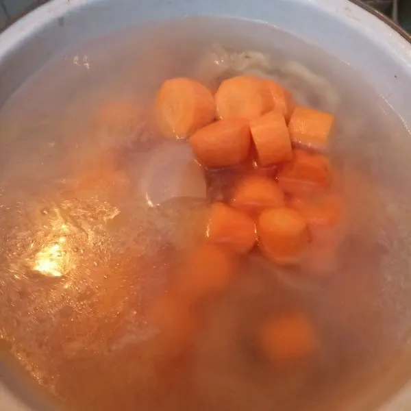 Masukkan wortel, masak hingga empuk.