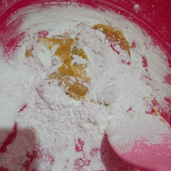 masukkan tepung sagu lalu aduk hingga tercampur.