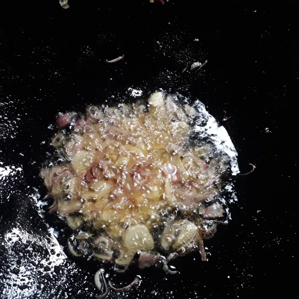Kurangi minyak, tumis bawang merah dan bawang putih hingga harum.