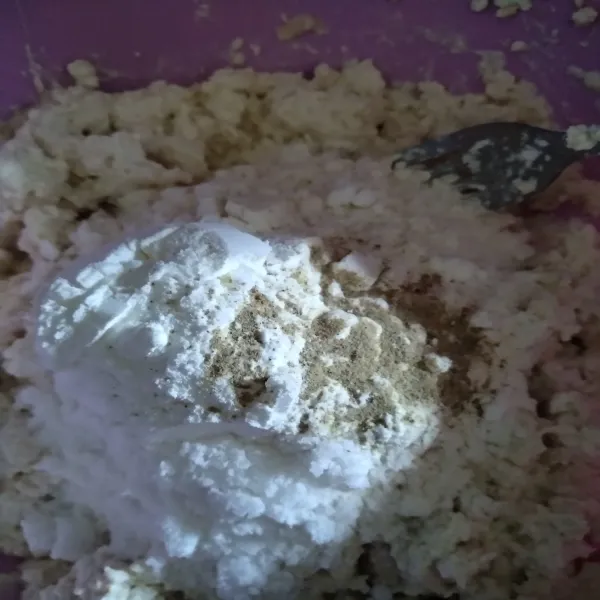 Kemudian tambahkan tepung terigu, bawang putih, garam, merica, dan kaldu jamur.