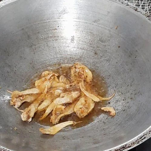 Goreng ikan asin hingga matang lalu sisihkan.