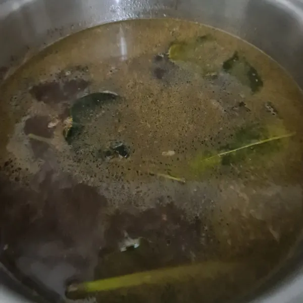 Masukkan tumisan daging ke dalam air balung sapi yang sudah dimasak tadi.