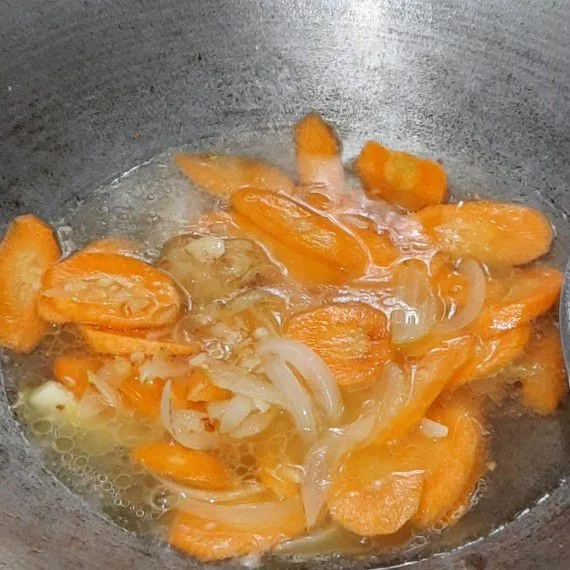 Lalu masukkan wortel dan tuang air, masak hingga wortel 1/2 matang.