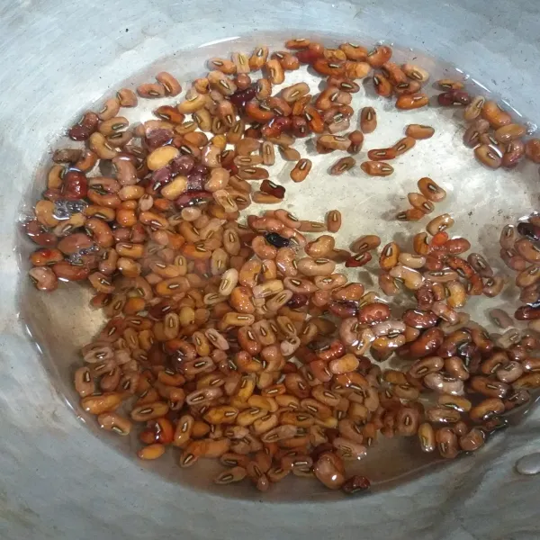 Cuci bersih kacang tolo  rebus sampai matang angkat tiriskan