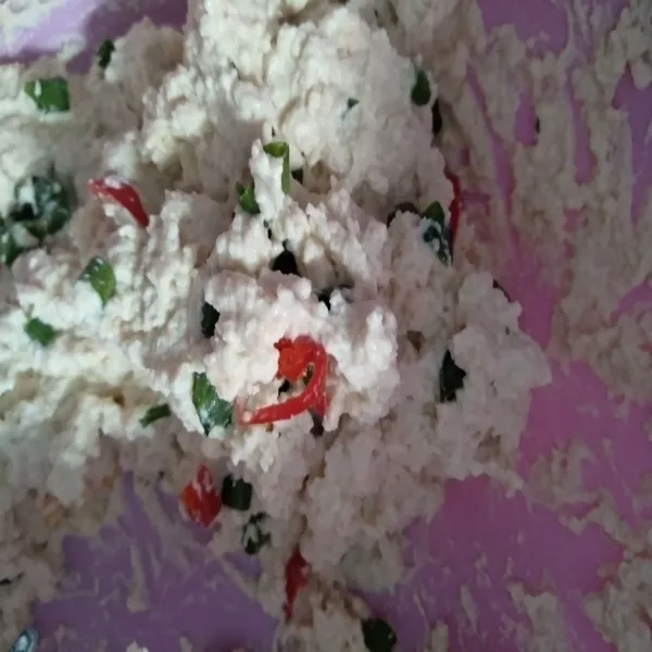 Tambahkan irisan daun bawang dan cabai merah, kemudian aduk rata kembali.