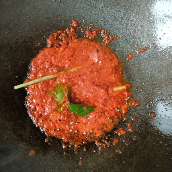 Tumis bumbu halus dengan serai, daun jeruk hingga harum. Tambahkan air, masak hingga mendidih.