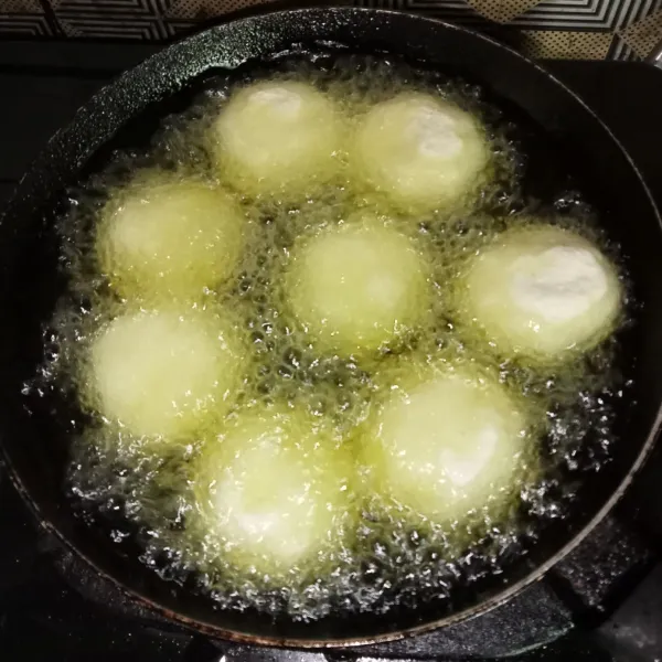 Goreng dengan api sedang hingga matang dan keemasan, angkat dan tiriskan, sajikan selagi hangat.