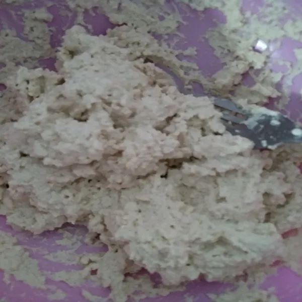 Masukkan telur, kemudian aduk rata.