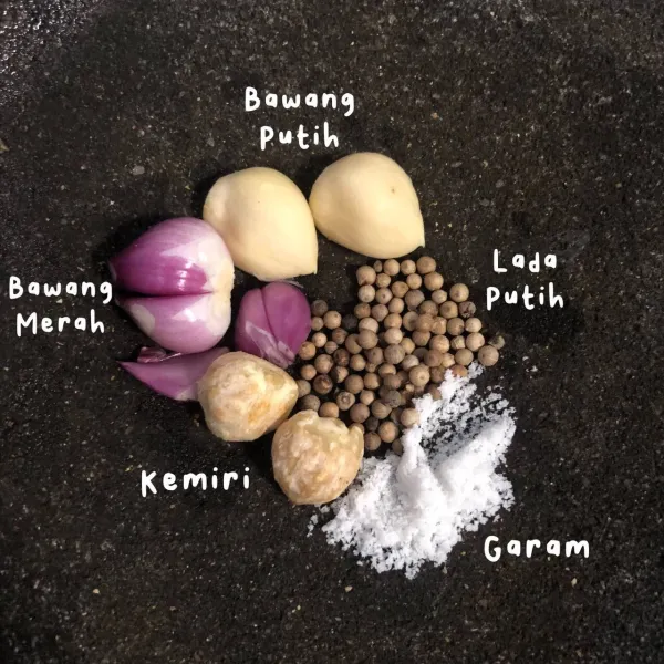 Siapkan bawang putih, bawang merah, kemiri, lada putih dan garam, lalu uleg bumbu hingga halus.