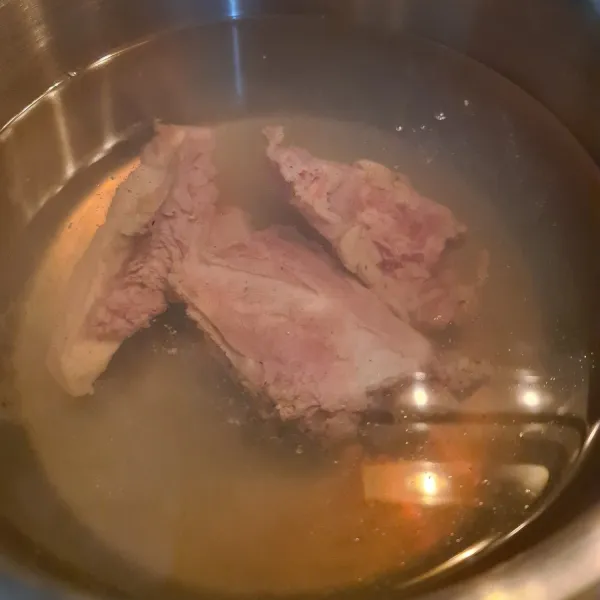 Masukkan air ke dalam panci, masukkan tulang yang sudah di cuci bersih. Masak hingga matang dan haluskan semua bumbu halus dengan blender.