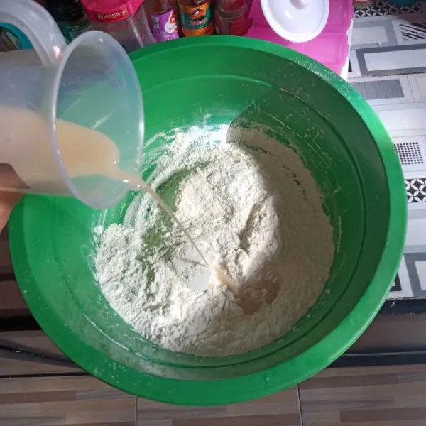 Masukkan bahan biang dan susu full cream. Uleni. Kemudian masukkan mentega dan garam. Uleni hingga kalis.