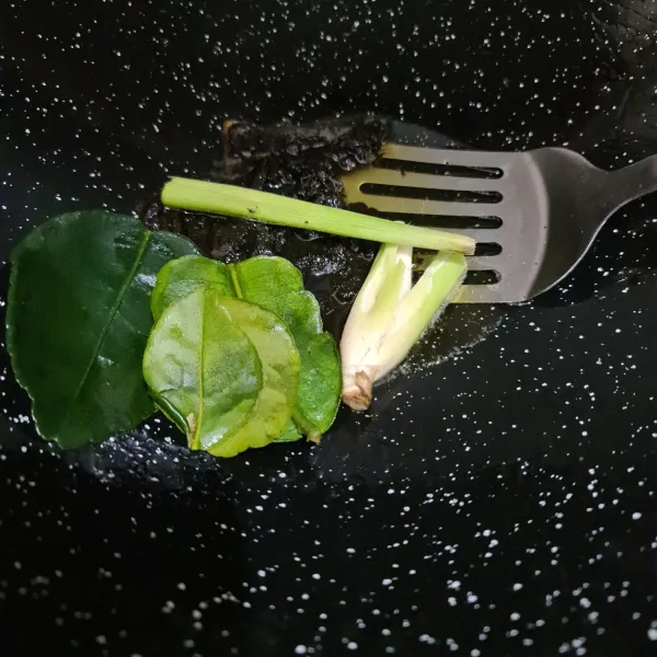 Masukkan daun jeruk dan sereh.