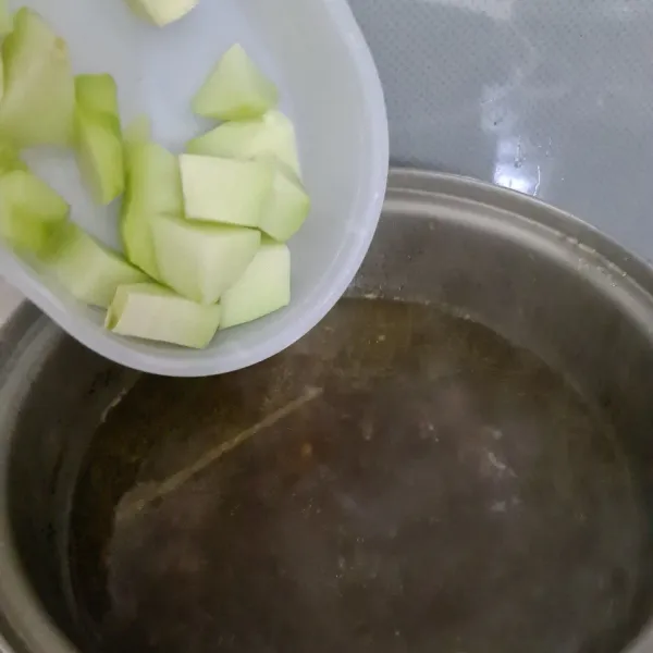 Masukkan manisa/ labu siam. Masak hingga manisa matang.