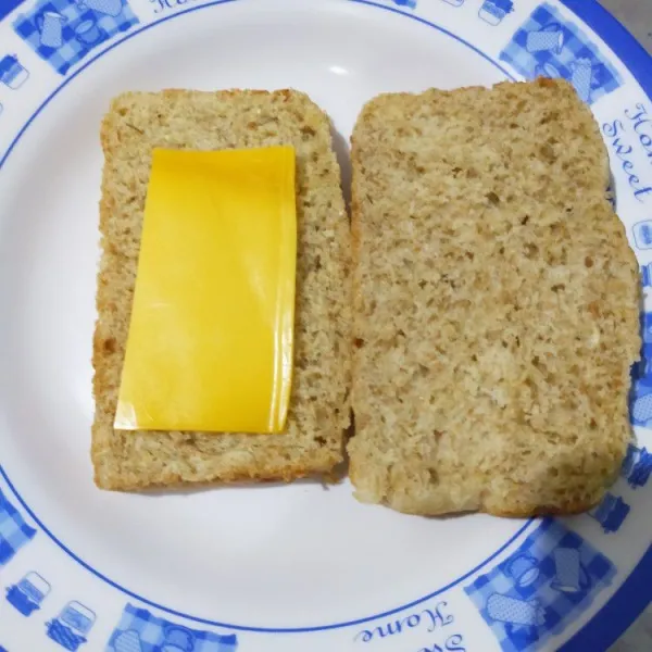 Isi roti dengan keju, kemudian tangkupkan.