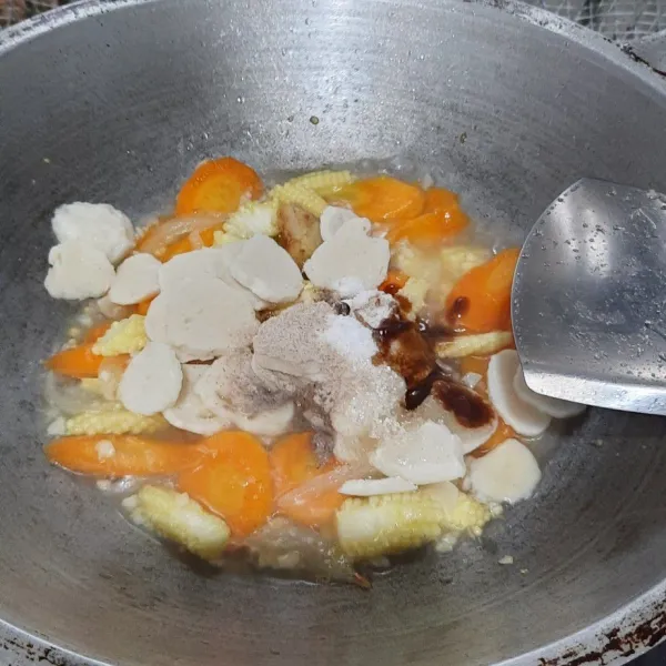 Lalu masukkan baso, tambahkan garam dan bumbu-bumbu lainnya.