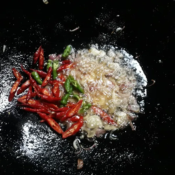 Masukkan cabe merah dan cabe rawit, masak hingga setengah layu.