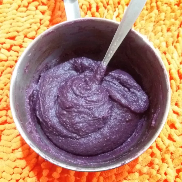 Pasta ubi ungu siap digunakan.