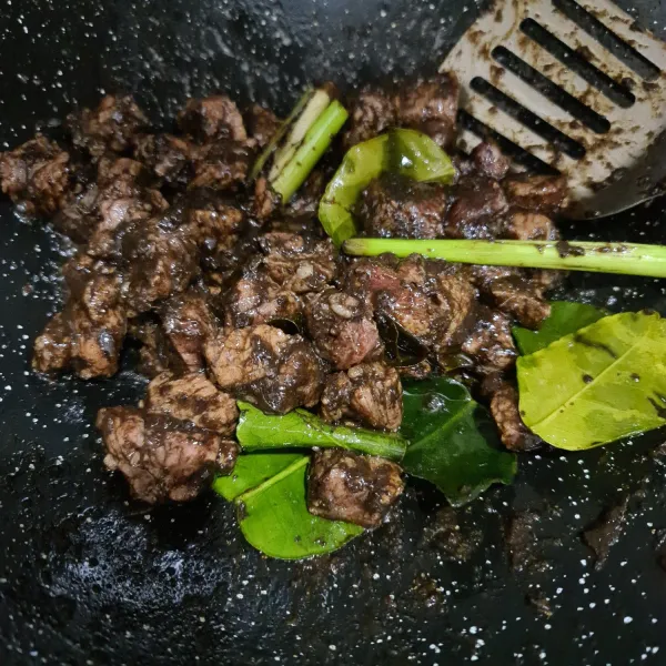 Masak hingga daging berubah warna.