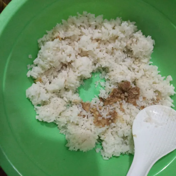 Masukkan ke dalam wadah berisi nasi sisa.