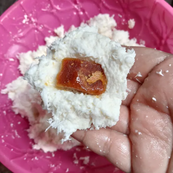 Ambil adonan secukupnya dan pipihkan, letakkan sepotong kecil gula merah.