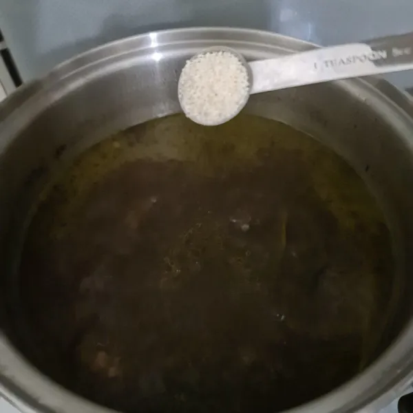 Masukkan kaldu jamur, garam, gula pasir. Masak hingga daging empuk.