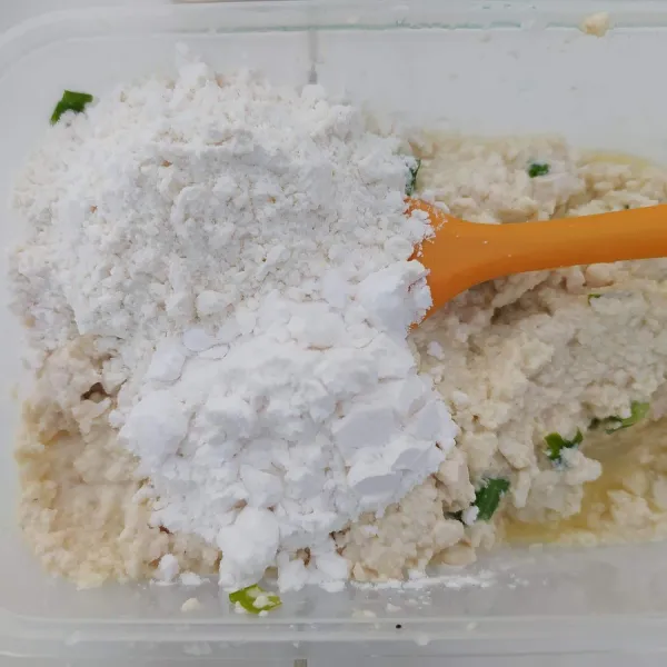 Tambahkan tepung terigu dan tepung tapioka. Aduk sampai membentuk adonan, jika masih lengket bisa tambahkan tepung tapioka.