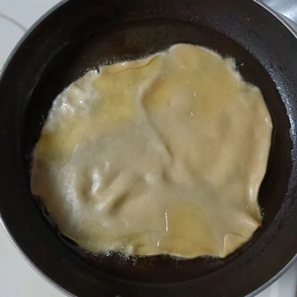 Masukkan kulit ke dalam minyak yang sudah benar-benar panas.