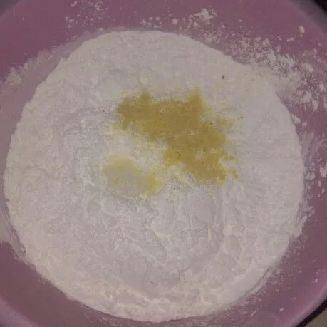 Siapkan tepung tapioka, garam, dan penyedap rasa. Lalu siram dengan air panas, aduk sampai rata.