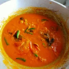 Masukkan daun-daun, asam Kandis, cabai rawit hijau, dan kentang yang sudah di potong. Masak dengan api sedang sampai air menyusut.