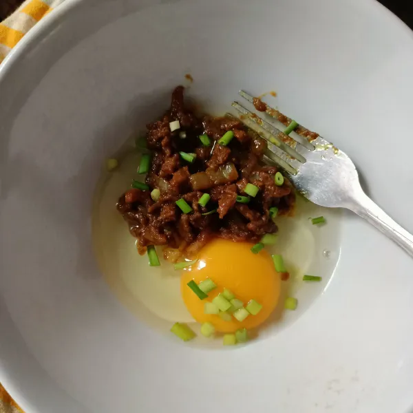 Campur 1 butir telur, tumisan daging sapi, garam dan daun bawang.