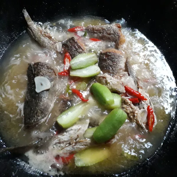 Terakhir masukkan belimbing wuluh, masak hingga meresap dan kuah menyusut, koreksi rasa.