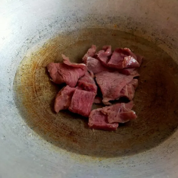 Rebus daging terlebih dahulu hingga matang.