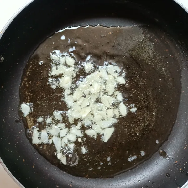 Panaskan minyak, goreng bawang putih.