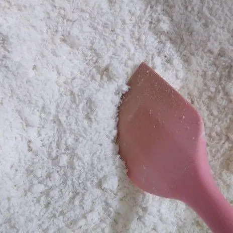 Campurkan tepung beras ketan, kelapa parut, garam, dan vanili. Kemudian aduk rata.