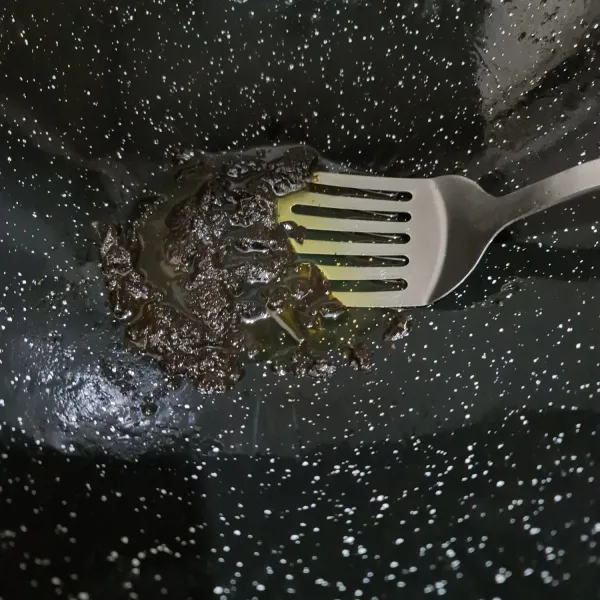 Tumis bumbu halus hingga matang.