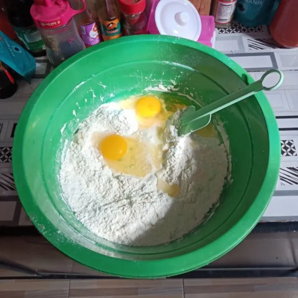 Masukkan telur ke adonan kering, uleni hingga rata.
