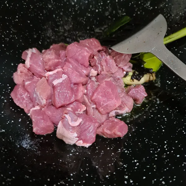 Tambahkan daging sapi yang telah dicuci bersih dan dipotong.